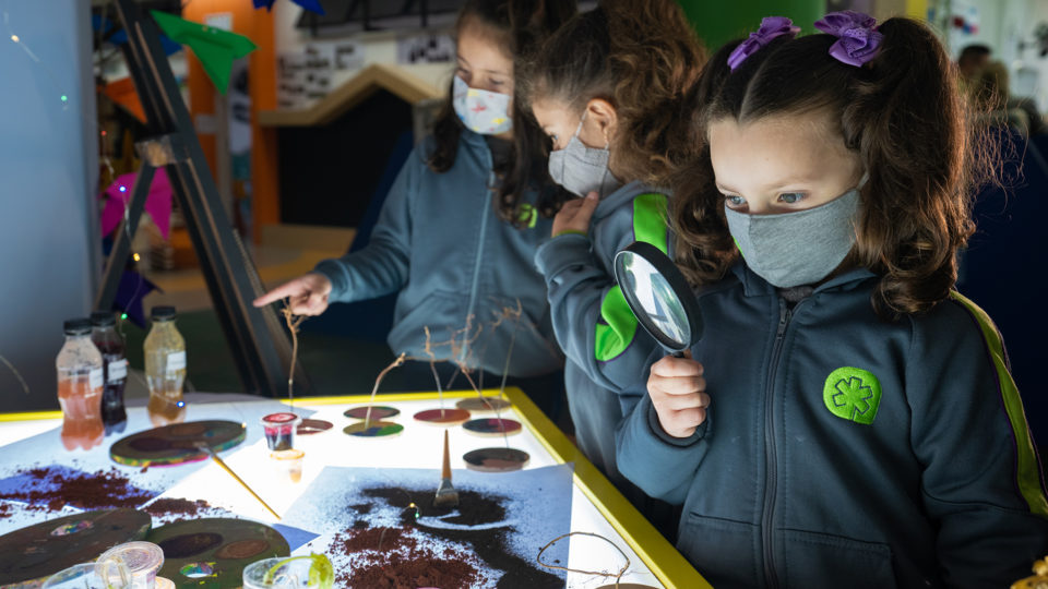 Educação 360º: escolas inspiradoras revolucionam educação Organização de crianças e adolescentes em estações de aprendizagem possibilita trocas enriquecedoras com colegas e professor.