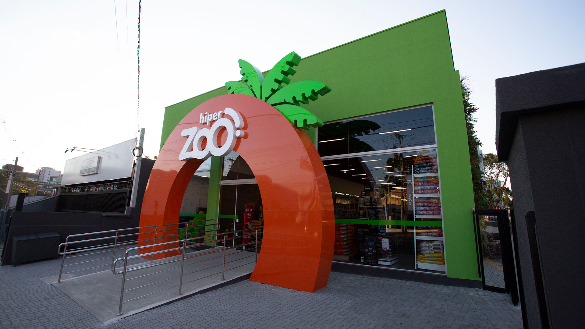 HiperZoo conta com 3 lojas em Curitiba, sendo a matriz no Parolin, e um e-commerce.