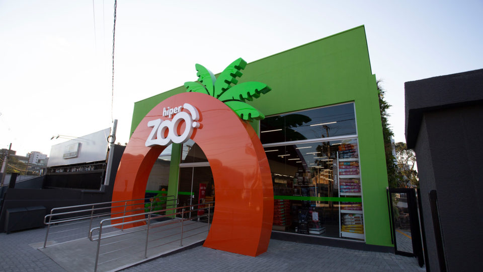 A HiperZoo disponibiliza um mix com mais de 24 mil produtos para seu pet, seja ele um gatinho ou até mesmo um réptil.