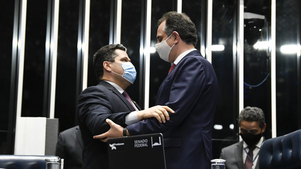 Bolsonaro diz que Alcolumbre age fora da Constituição e Pacheco prevê data para sabatina Pacheco afirmou que é contra a politização exagerada de temas e minimizou demora para a realização da sabatina. “Definitivamente nós não podemos tratar essa como uma questão única e principal do país porque definitivamente ela não é. Temos outras questões tão importantes quanto”, disse.