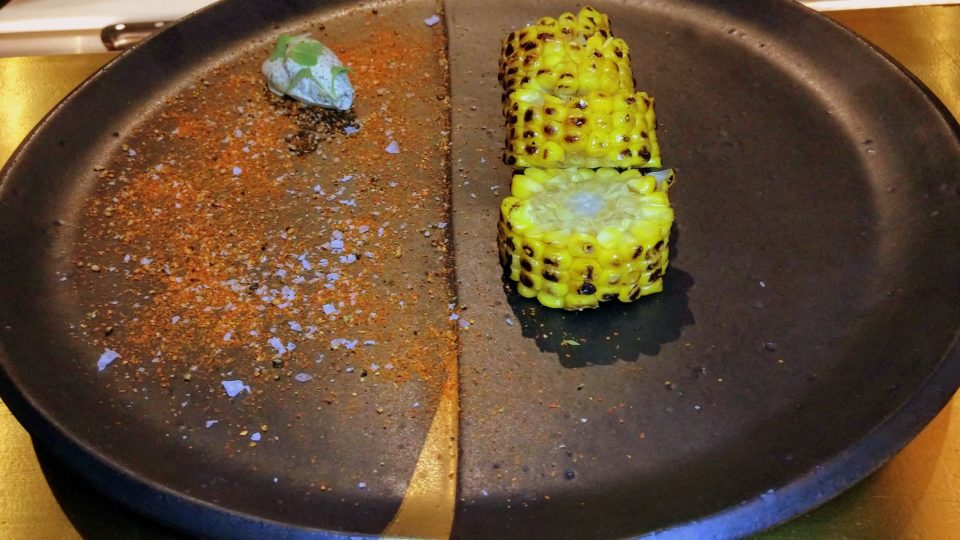 Milho na brasa, com manteiga de nori e togarashi – um dos destaques principais do cardápio da Punk Cuisine.