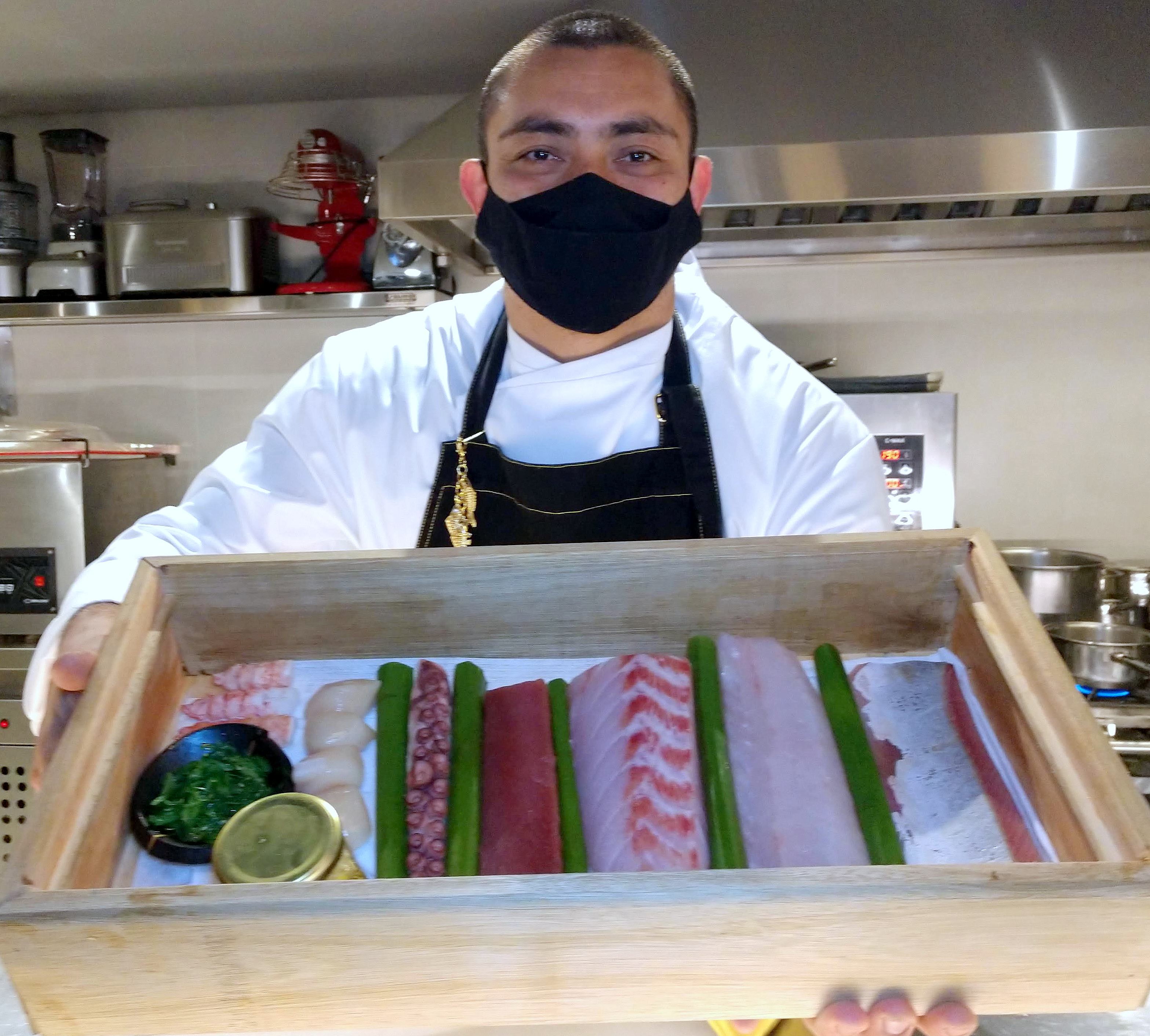 O sushiman William Tanaka apresenta o que há de mais fresco do dia para o sushi bar. O sushiman William Tanaka apresenta o que há de mais fresco do dia para o sushi bar.