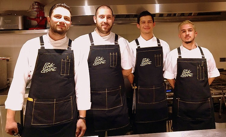 Os chefs Krystian Borges e Giovani Vivan e os auxiliares Kauann Lunardi e Gabriel Fradique, a brigada da cozinha da Punk Cuisine. Os chefs Krystian Borges e Giovani Vivan e os auxiliares Kauann Lunardi e Gabriel Fradique, a brigada da cozinha da Punk Cuisine.