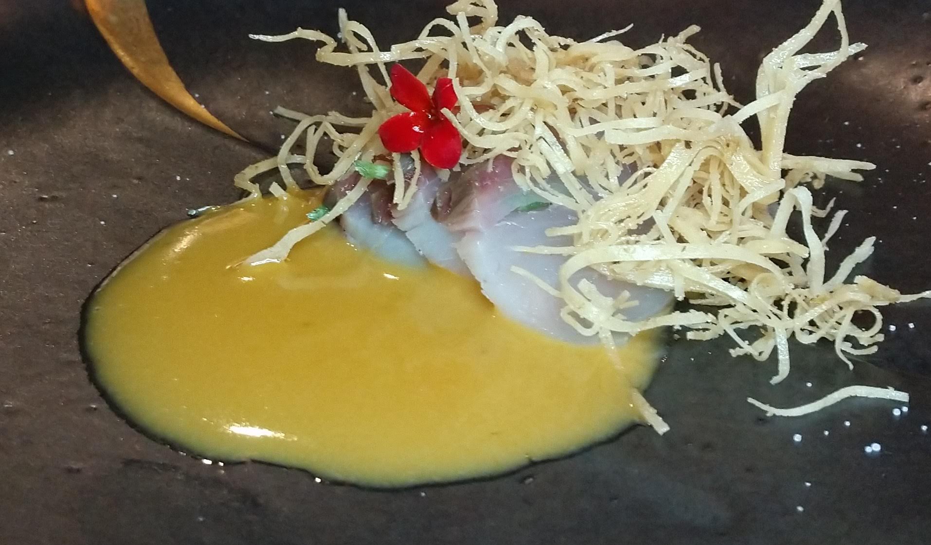 Sashimi punk - peixe branco defumado com chips de macieira, massa harumaki crocante e o molho curry. Sashimi punk - peixe branco defumado com chips de macieira, massa harumaki crocante e o molho curry.
