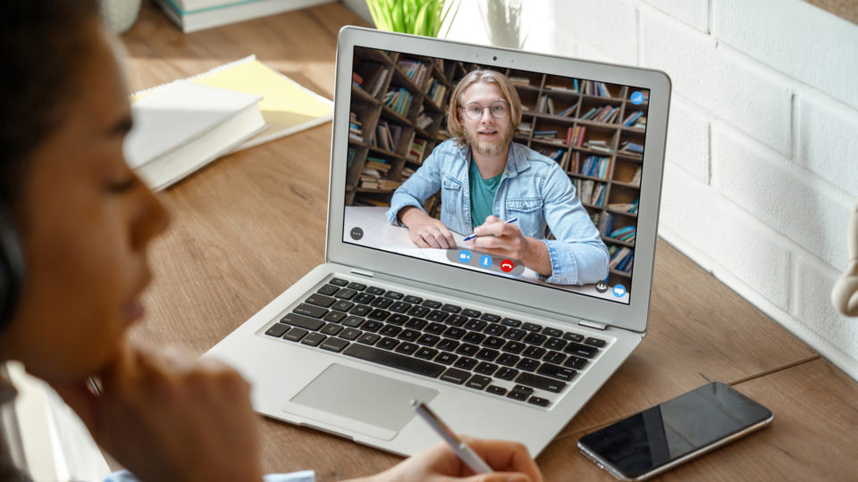 Cursos de inglês a distância podem ser a solução para quem precisa otimizar tempo para aprender um novo idioma.