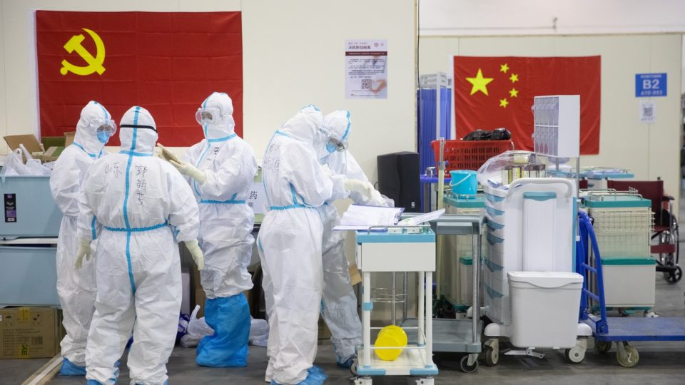 Origens da pandemia: China testará milhares de amostras de sangue de Wuhan Equipe médica em hospital de Wuhan, no início da pandemia de Covid-19