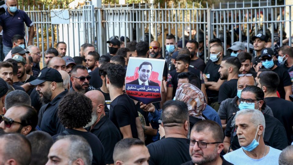 Atiradores matam ao menos cinco pessoas em protesto convocado pelo Hezzbollah contra juiz Apoiadores do Hezzbollah protestam contra o juiz Tarek Bitar em Beirute, Líbano, 14 de outubro