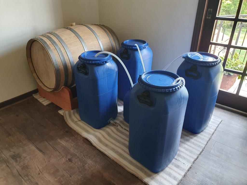 Feita em casa: produção vencedora maturando no barril. Feita em casa: produção vencedora maturando no barril.