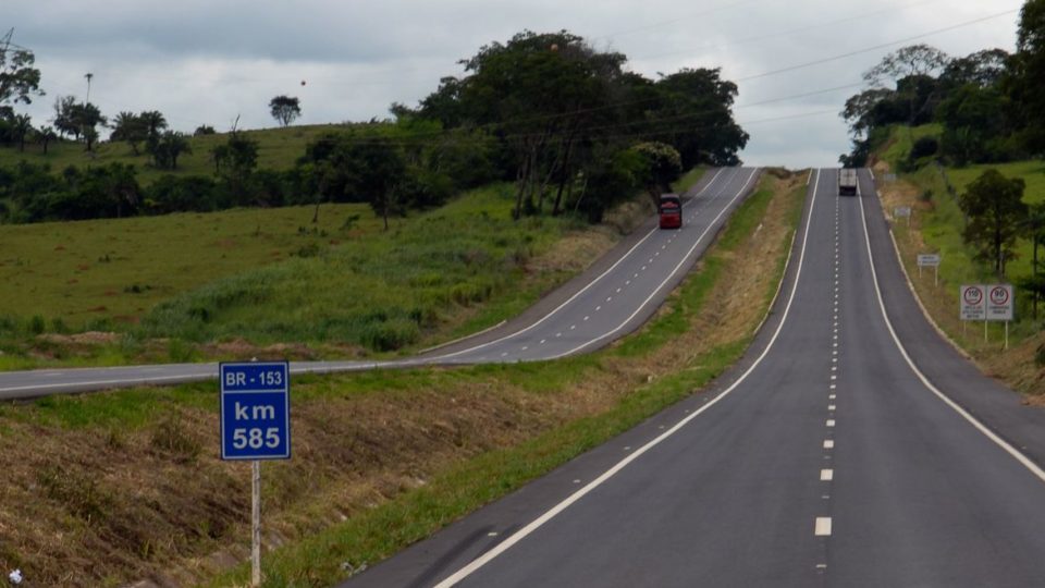 Bolsonaro veta projeto que nomeava BR-153 como “Rodovia Presidente João Goulart” A extensão da rodovia BR-153 que seria “rebatizada” está compreendida entre o município de Cachoeira do Sul, no Rio Grande do Sul e Marabá, no Pará.