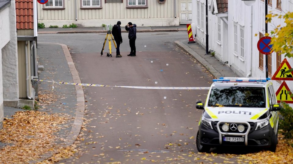 Serviço de inteligência vê indícios de terrorismo em ataque com arco e flechas na Noruega Área isolada pela polícia um após o ataque que deixou cinco mortos em Kongsberg, Noruega, em 13 de outubro