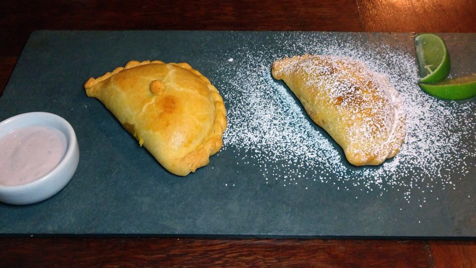 Petiscos e comida de rua andinos para o inusitado happy hour do Peruano Empanadas do cardápio de Happy hour do restaurante Peruano – Gastronomia e Cultura. Algumas delas levam açúcar.