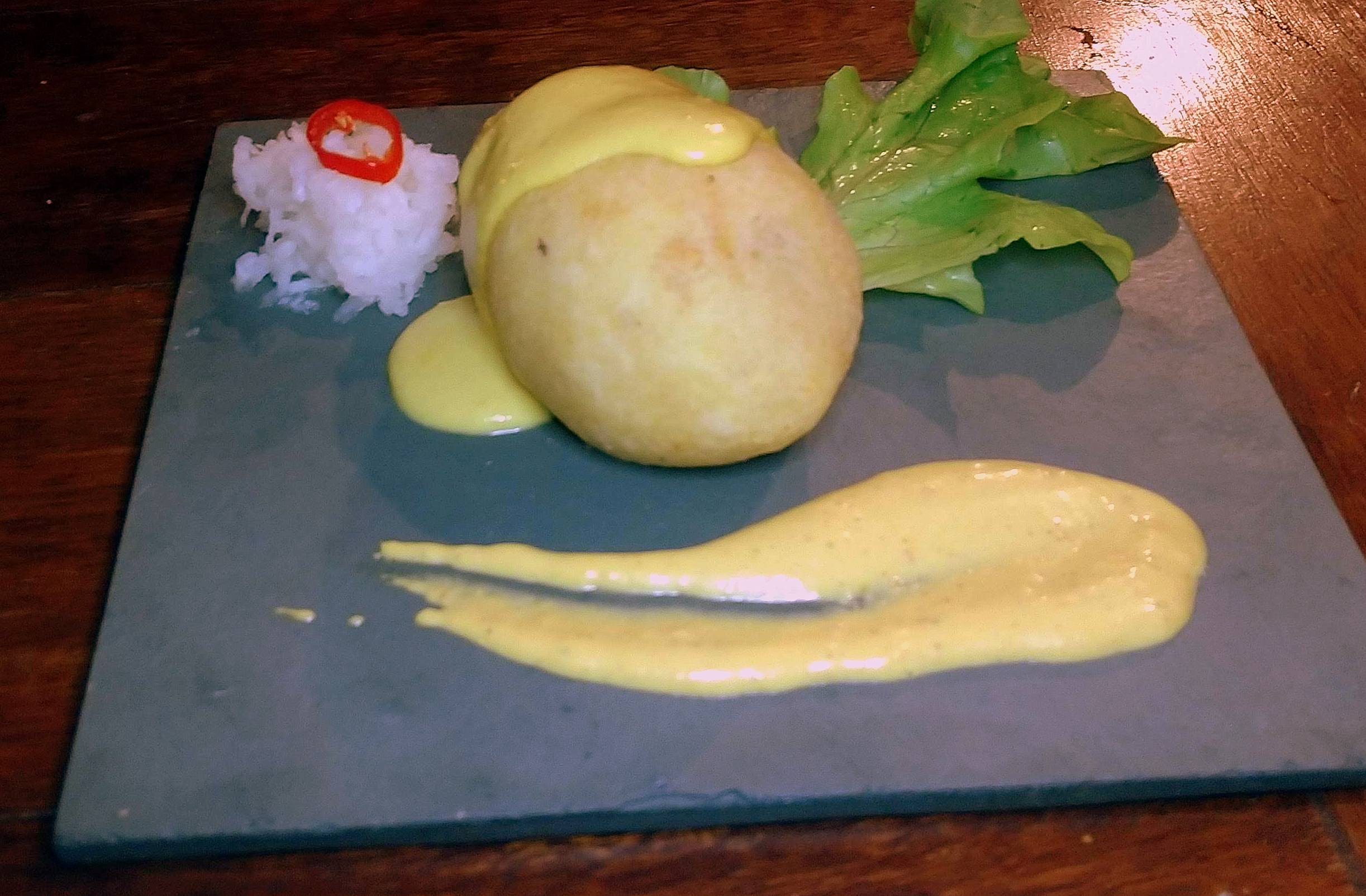 Papa rellena, um bolinho de batata recheado com carne e frango. Papa rellena, um bolinho de batata recheado com carne e frango.