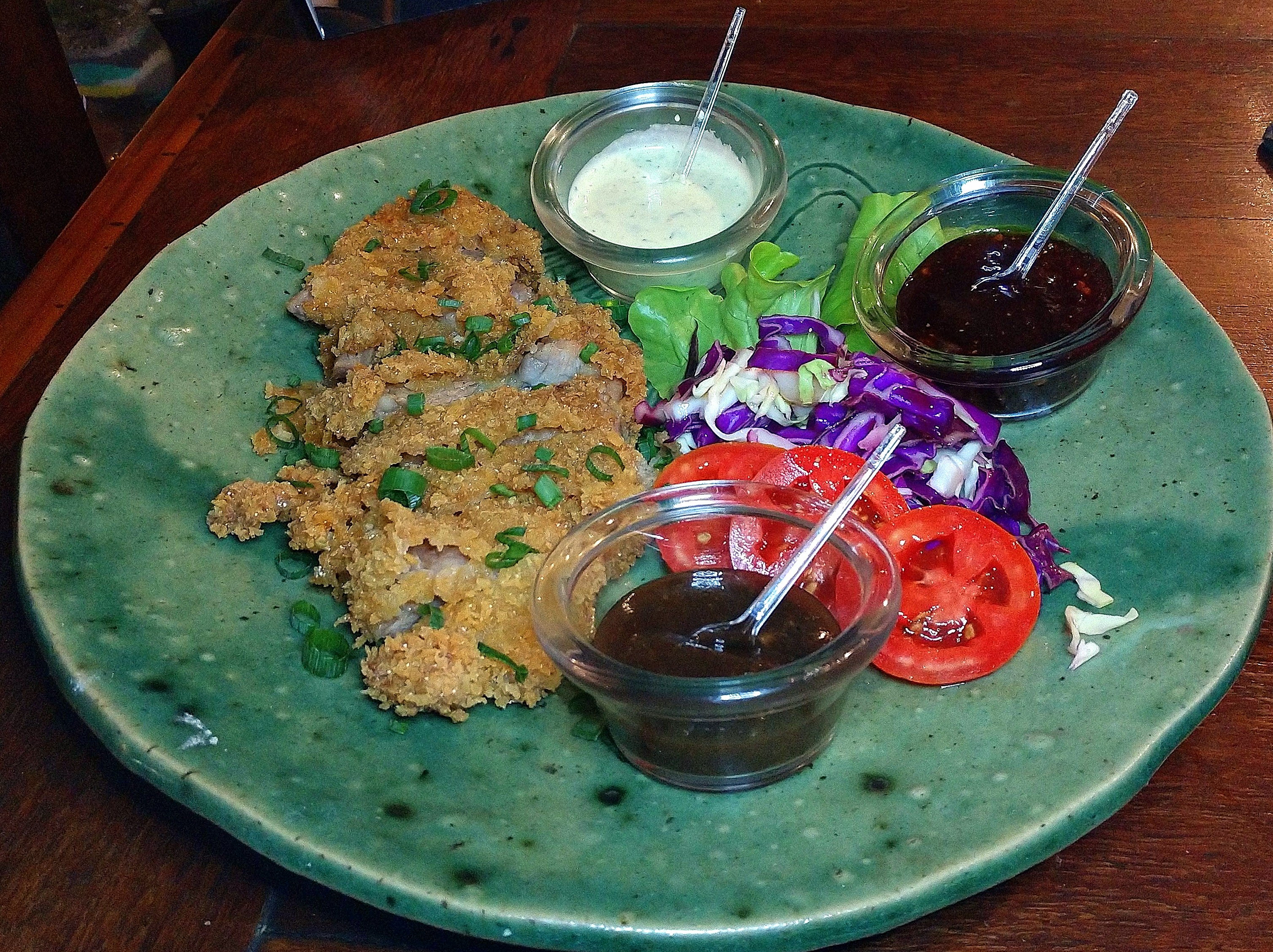 Milanesa ponja, copa lombo suína empanada na farinha panko, com dois molhos e salada da casa. Milanesa ponja, copa lombo suína empanada na farinha panko, com dois molhos e salada da casa.