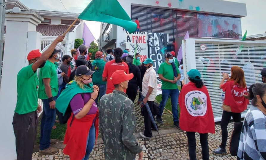 Militantes do MST e Via Campesina vandalizam sede da Aprosoja em Brasília Militantes do MST e Via Campesina vandalizam sede da Aprosoja em Brasília