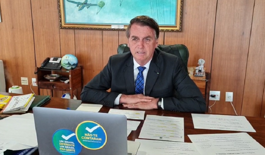 Bolsonaro diz que apenas divulgou matéria de revista em live excluída pelo Facebook Segundo Bolsonaro, ele não pode interferir na política de preços da Petrobras sem responder por crime de responsabilidade.