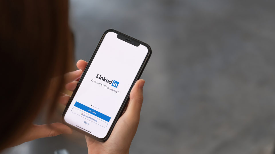 LinkedIn encerrará serviço na China, após censurar perfis para atender exigências do país O LinkedIn será substituído na China por uma plataforma sem compartilhamentos e comentários em posts
