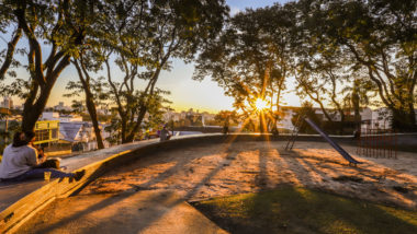 Confira quatro lugares para contemplar o pôr do sol em Curitiba Praça das Nações, um dos pontos mais altos de Curitiba para ver o pôr do sol.