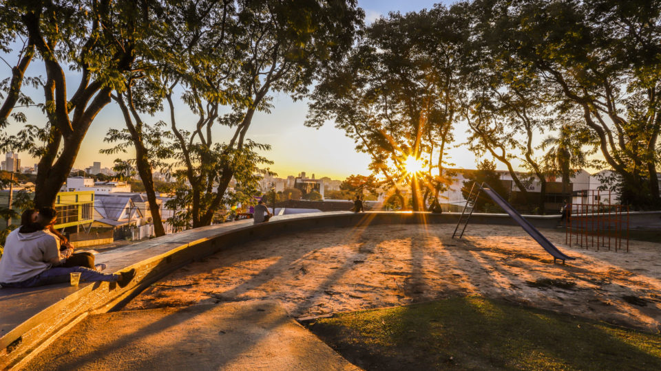 Confira quatro lugares para contemplar o pôr do sol em Curitiba Praça das Nações, um dos pontos mais altos de Curitiba para ver o pôr do sol.