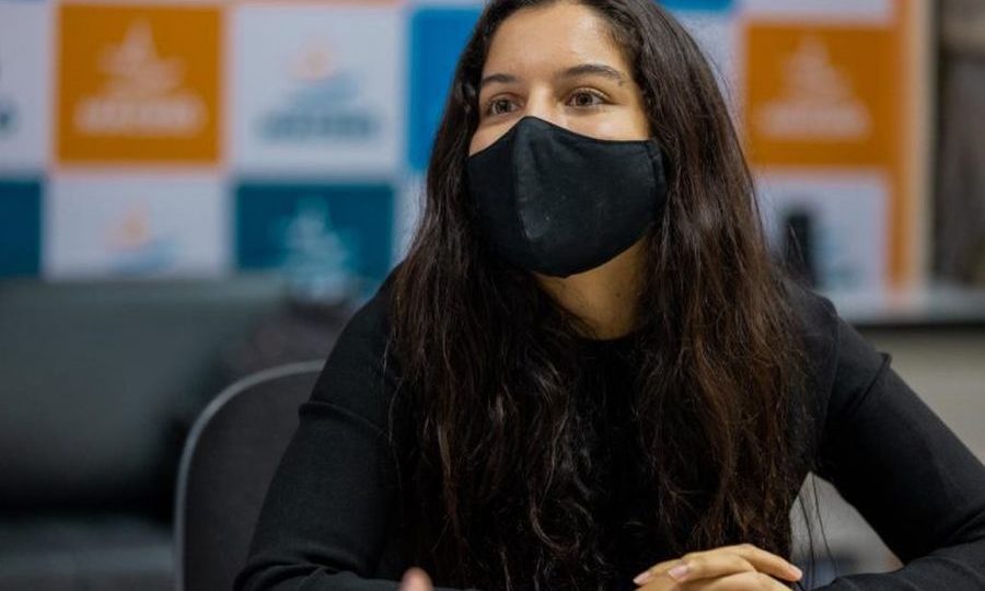 Estudante brasileira concorre ao prêmio de melhor aluna do mundo A estudante brasileira Ana Julia Monteiro de Carvalho concorre ao prêmio de melhor aluna do mundo – o Global Student Prize 2021.