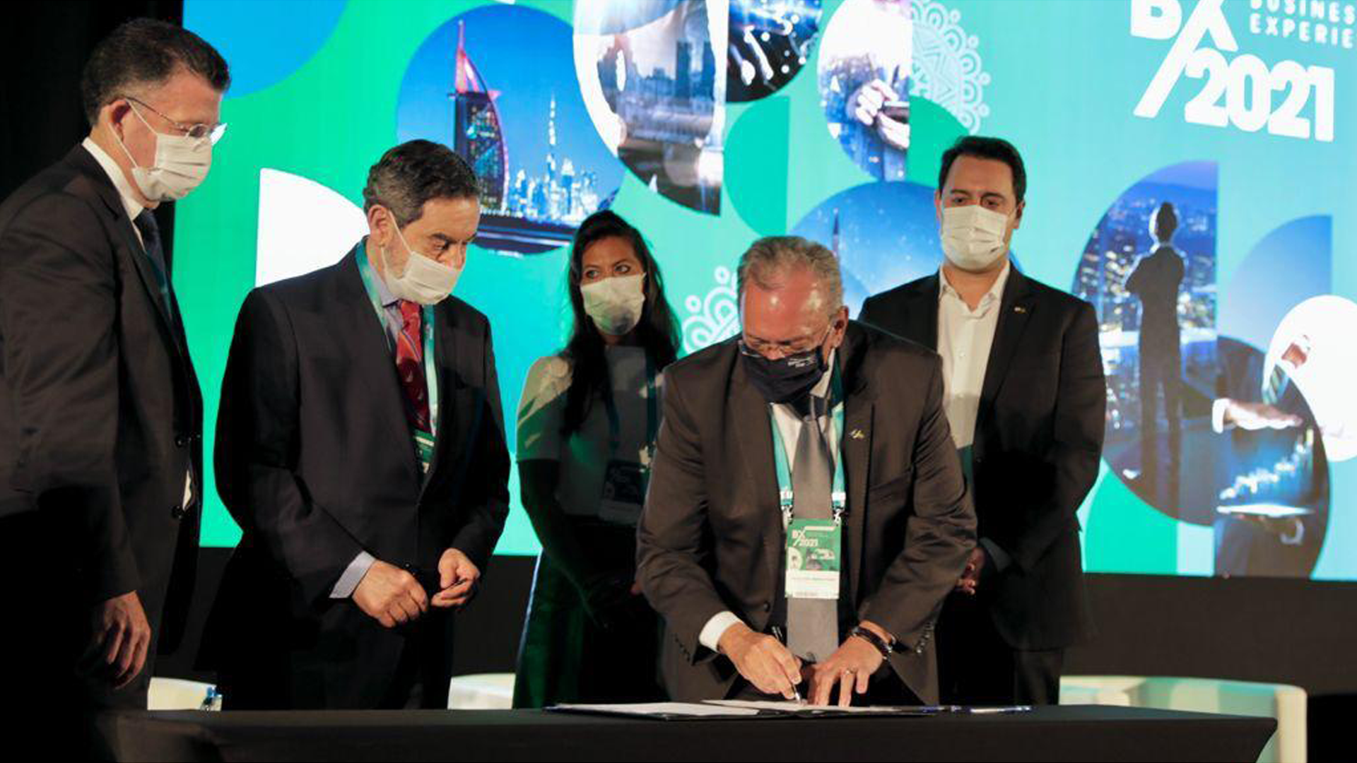 O presidente da Fiep, Carlos Valter, assina o termo de cooperação com a CCAB