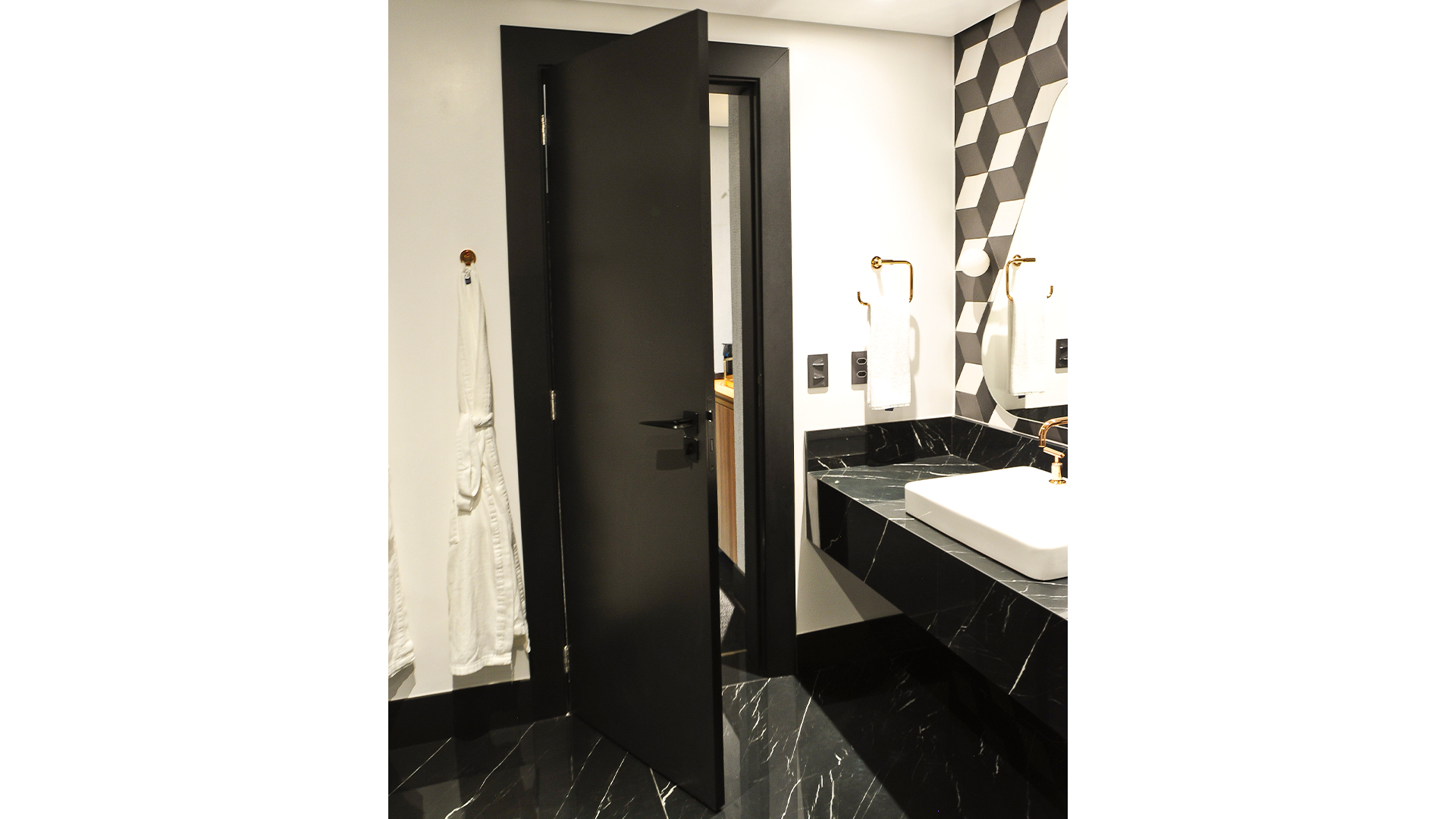 Uma porta de qualidade é a melhor maneira de vedar um cômodo e potencializar o isolamento sonoro.