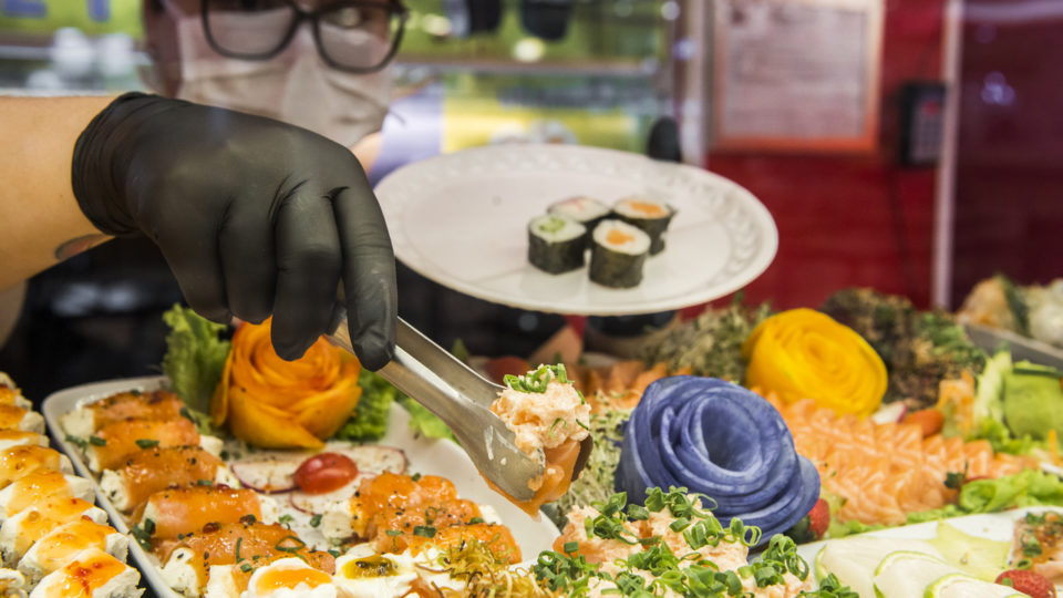 Três a cada quatro restaurantes no Brasil operam com menos funcionários ADAPTAÇÃO DOS RESTAURANTES