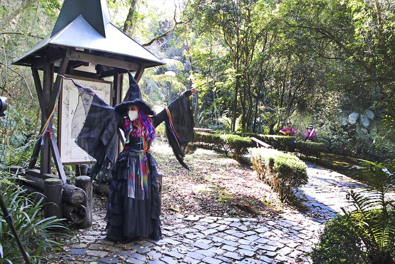 Bruxas contadoras de histórias divertem crianças em vários pontos da cidade; veja programação Bruxas Bosque Alemão