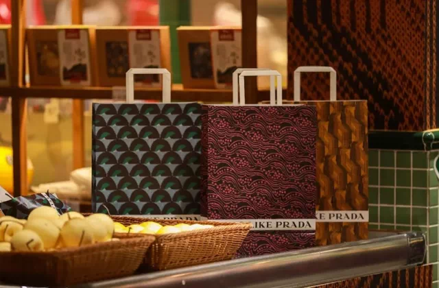 No decorrer da campanha, todos os produtos do mercado foram embalados em papel Prada, ou sacolas, sem nenhum custo extra. No decorrer da campanha, todos os produtos do mercado foram embalados em papel Prada, ou sacolas, sem nenhum custo extra.