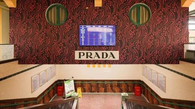 Confiantes no sucesso da campanha em Xangai, a imprensa anunciou que a Prada fará parcerias com mercados e padarias também em Milão, Florença, Roma, Paris, Londres, Nova York e Tókio. Confiantes no sucesso da campanha em Xangai, a imprensa anunciou que a Prada fará parcerias com mercados e padarias também em Milão, Florença, Roma, Paris, Londres, Nova York e Tókio.