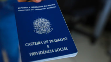 Relator estima salário mínimo de pelo menos R$ 1.210 em 2022 Emprego com carteira assinada. Mercado de trabalho formal.