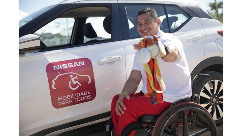 Adaptações em volantes, pedais e rampas de acesso oferecem maior segurança e conforto aos motoristas com deficiência.