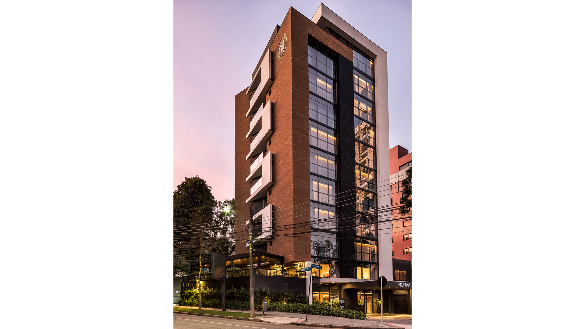 Solicitar foto ao cliente.
Fachada do Nomaa, sem muros e aberta para quem passa pela rua.