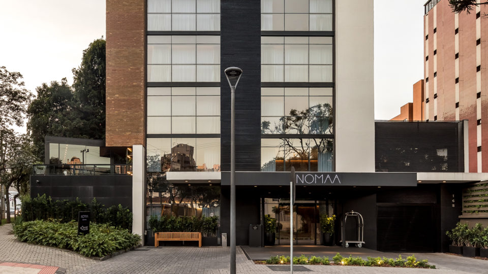 O Nomaa Hotel não tem muros e promove a conexão do prédio com seu entorno e as pessoas.