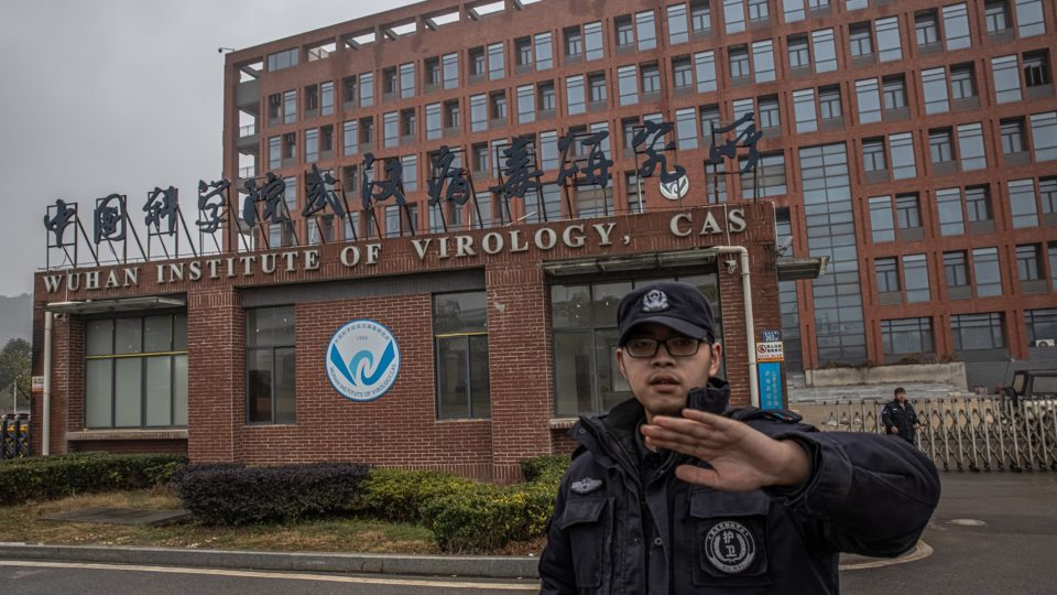 Segurança tenta impedir que fotógrafo faça imagens da fachada do Instituto de Virologia de Wuhan