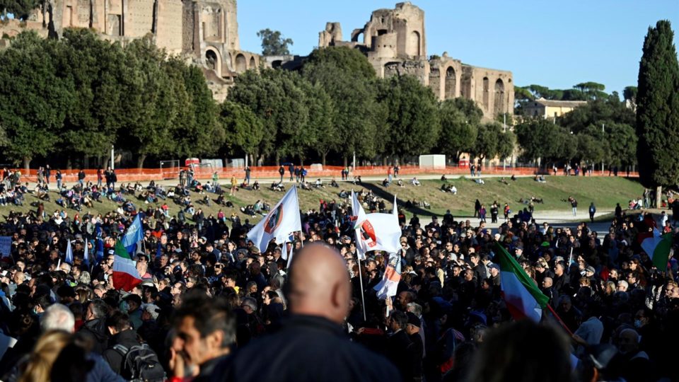 Italianos protestam contra obrigatoriedade de passaporte de Covid a trabalhadores Manifestantes com cartazes e bandeiras protestam contra o “passaporte da Covid” no Circo Massimo, em Roma, 15 de outubro