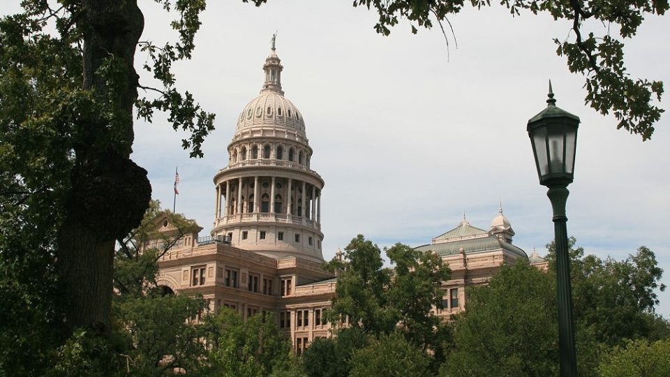 Lei no Texas prevê que transgêneros em esportes escolares devem competir na categoria do sexo biológico Projeto de lei aprovado na Câmara agora segue para o Senado do Texas