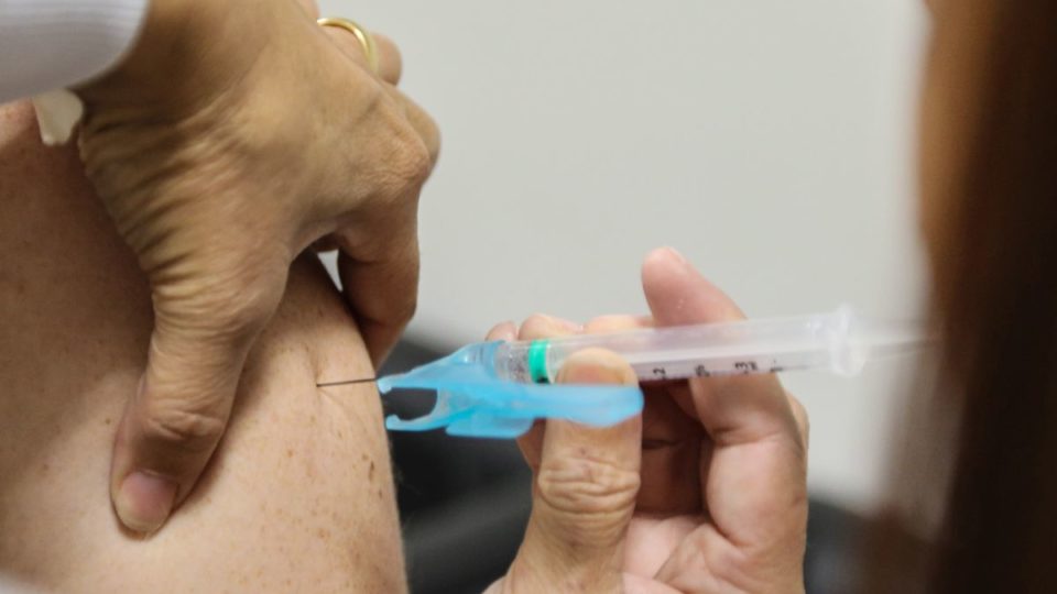 Agenda: sábado é dia de segunda dose e repescagem de vacina em Curitiba Paraná divulga números da gripe e reforça a prevenção. A vacinação contra a gripe terminou em 31 de maio para o público-alvo da campanha. O saldo de doses está disponível para toda a população a partir de 03/06. A secretaria estadual segue orientação do Ministério da Saúde de atingir 90% de cobertura vacinal.
Curitiba, 06/06/2019 – Foto: Gilson Abreu/ANPr