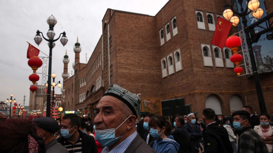 A repressão da China aos uigures em Xinjiang, em 5 pontos Bandeiras chinesas do lado de fora do Grande Bazar Internacional de Xinjiang, bazar islâmico em Urumqi, capital e maior cidade da região