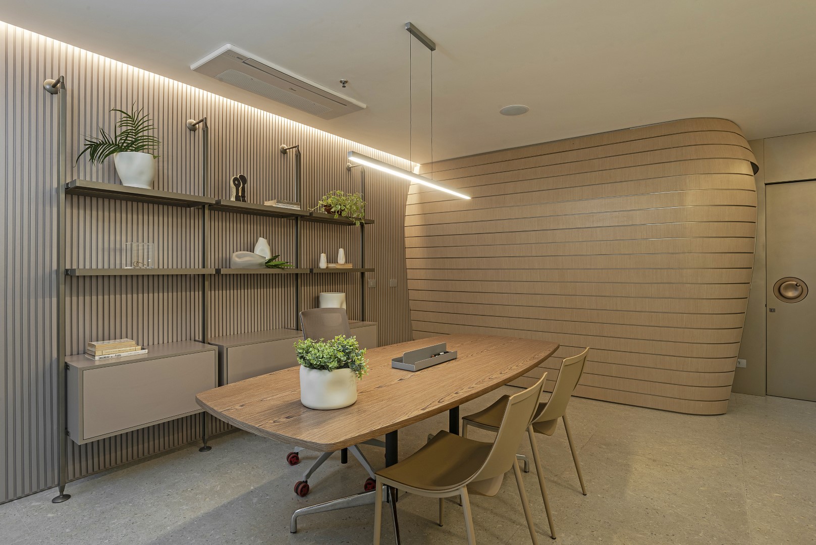 Painel ripado é o pano de fundo das prateleiras decorativas. Painel ripado é o pano de fundo das prateleiras decorativas.