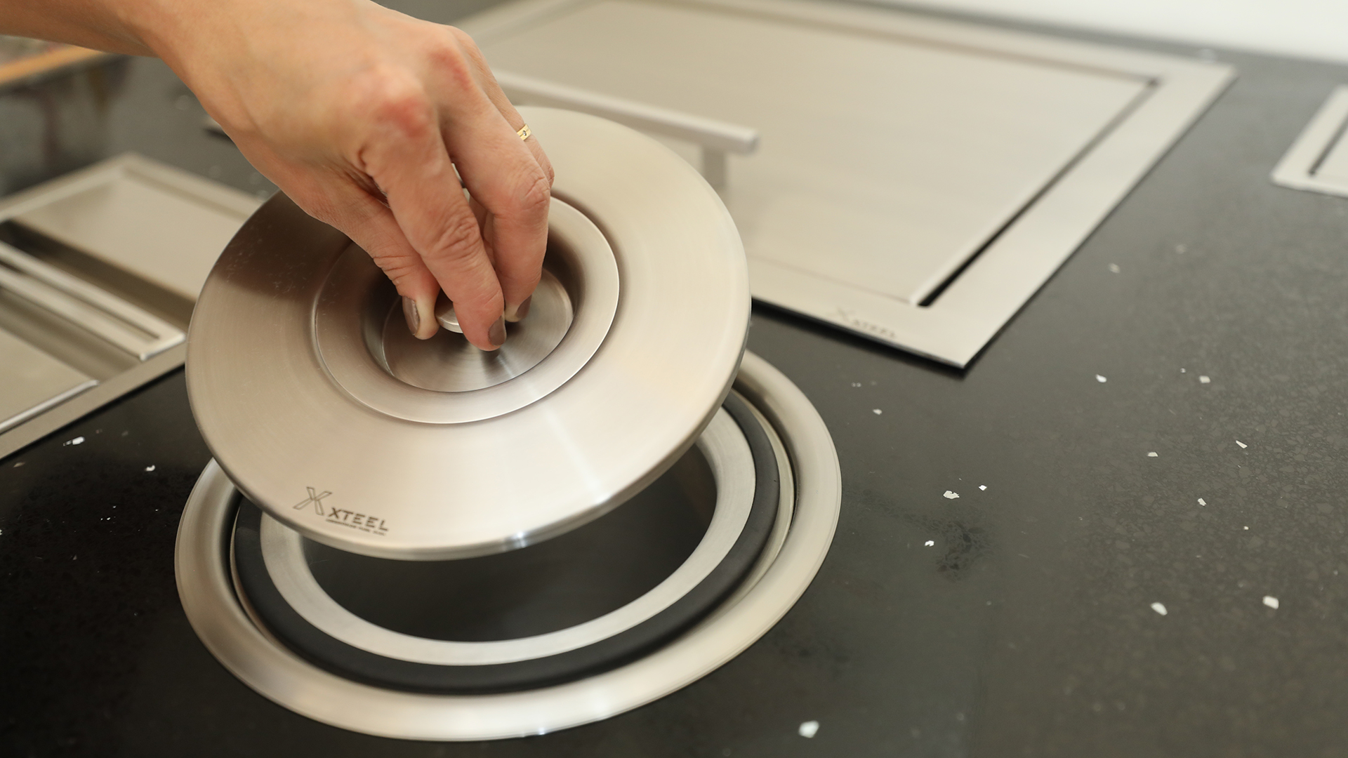 As lixeiras embutidas trazem sofisticação e funcionalidade para a cozinha.