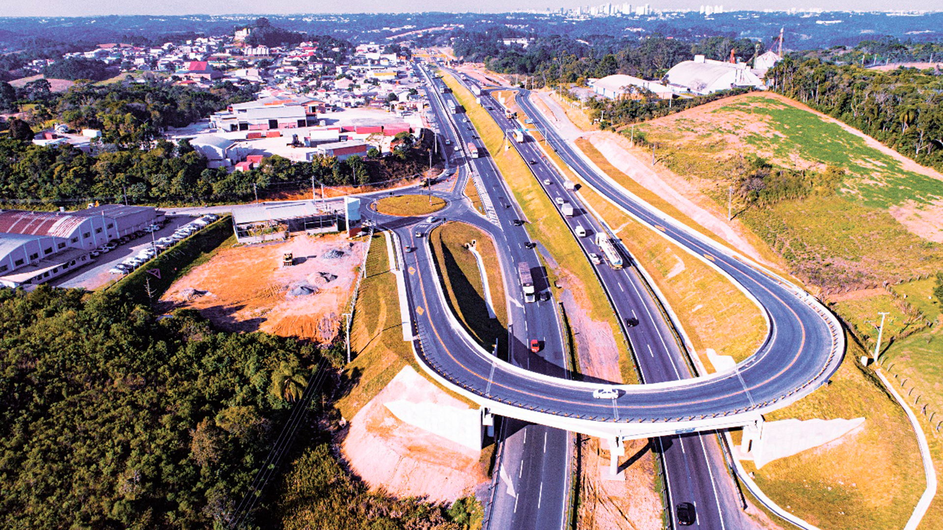 Investimentos constantes em manutenção, sinalização e equipes de atendimento trouxeram mais segurança ao mapa rodoviário do Paraná.
