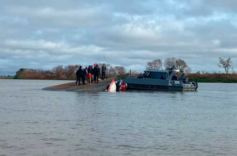 Temporal com ventos de 45km/h: naufrágio no rio Paraguai deixa seis mortos Marinha e Corpo de Bombeiros junto à embarcação que naufragou em Corumbá.