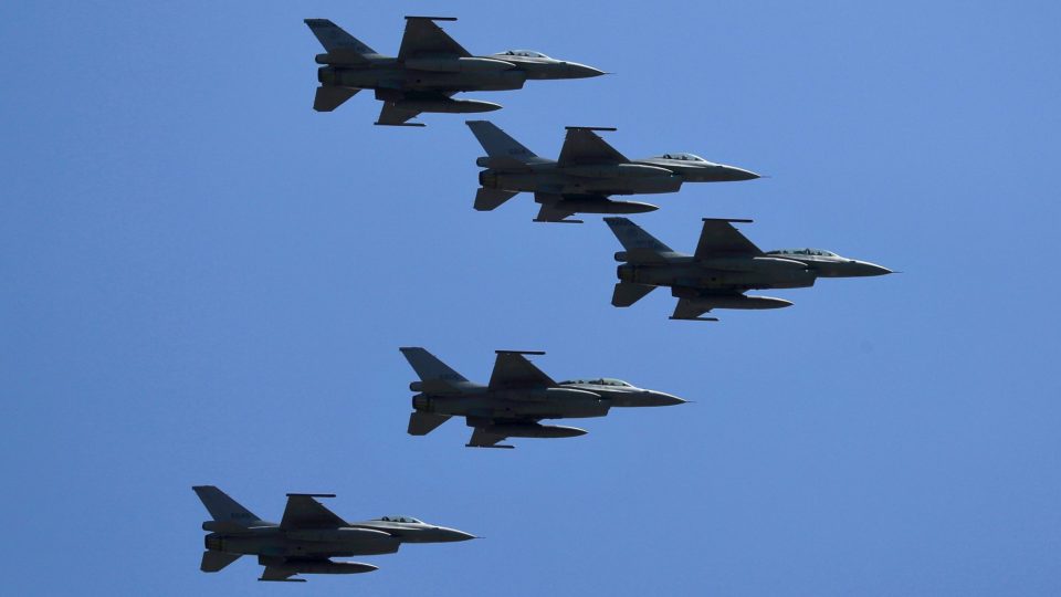 Jatos F-16 de Taiwan durante desfile de feriado nacional, em 10 de outubro.