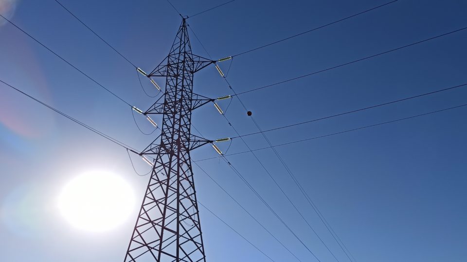 Uma canetada eleitoreira para espantar investidores Torre de transmissão de energia elétrica. Energia. Sol.