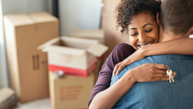 6 dicas valiosas para comprar o seu primeiro imóvel Localização, construtora e documentação são alguns dos itens que você precisa analisar antes de comprar seu primeiro imóvel.