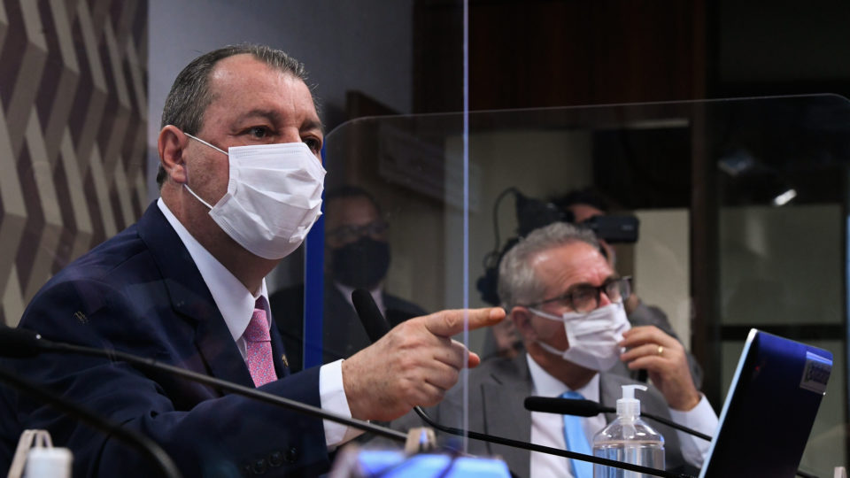 Aziz acusa Renan de vazamento, mas nega racha na CPI e garante aprovação de relatório Omar Aziz e Renan Calheiros na sessão da CPI da Covid de 18/10