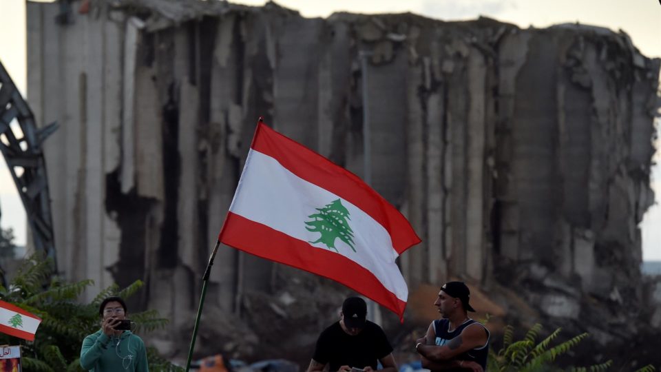 Quando o Líbano vai entrar em erupção? Manifestantes anti-governo protestam em frente ao Porto de Beirute, 17 de outubro