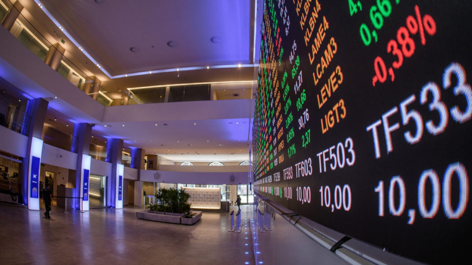 Lucro em alta, ações em baixa: o que acontece com as empresas da Bolsa? B3. Bolsa de Valores. Ações.