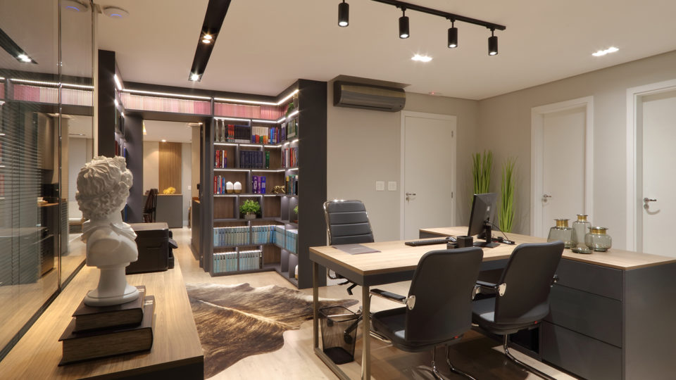 Arquitetura corporativa: 9 projetos que unem elegância e funcionalidade Fitas de LED destacam livros e itens decorativos.