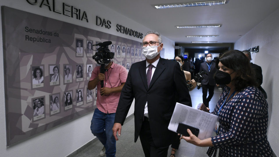 Relatório final da CPI da Covid indicia Bolsonaro por 9 crimes; veja quais são O senador Renan Calheiros chega à sessão da CPI para ler o relatório final.